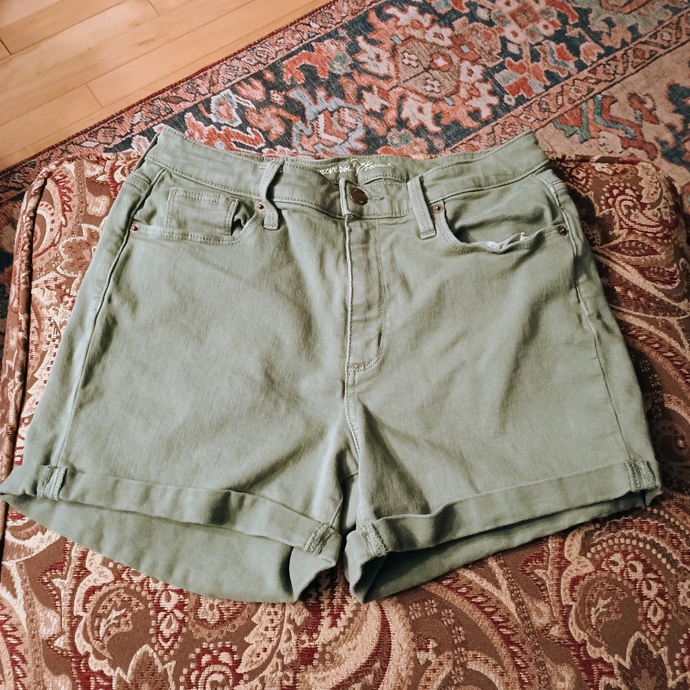 Universal Thread High Rise Green Shorts Size 8/29